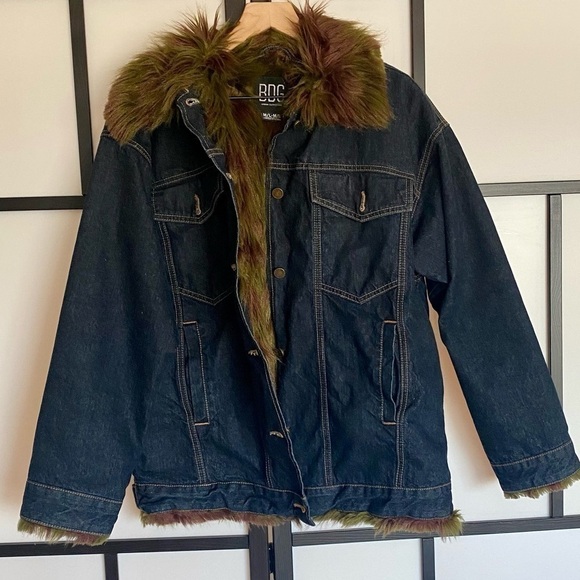 BDG Urban Outfitters Denim trucker w/ faux fur. Size
Medium/ Large - Picture 14 of 15